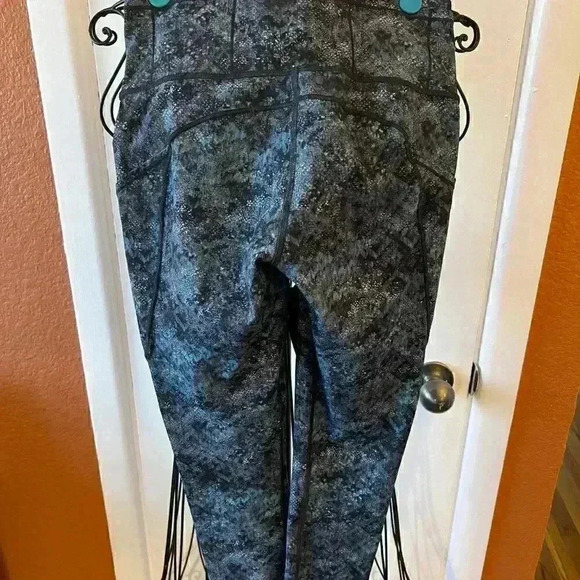 Lululemon Leggings-Size 6 - Picture 3 of 4